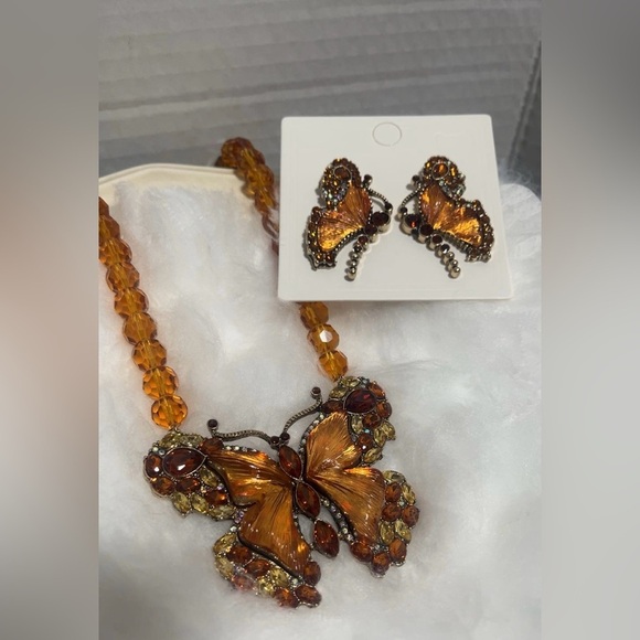 Jewelry - Elegant Butterfly Glass Bead Necklace Jewelry set